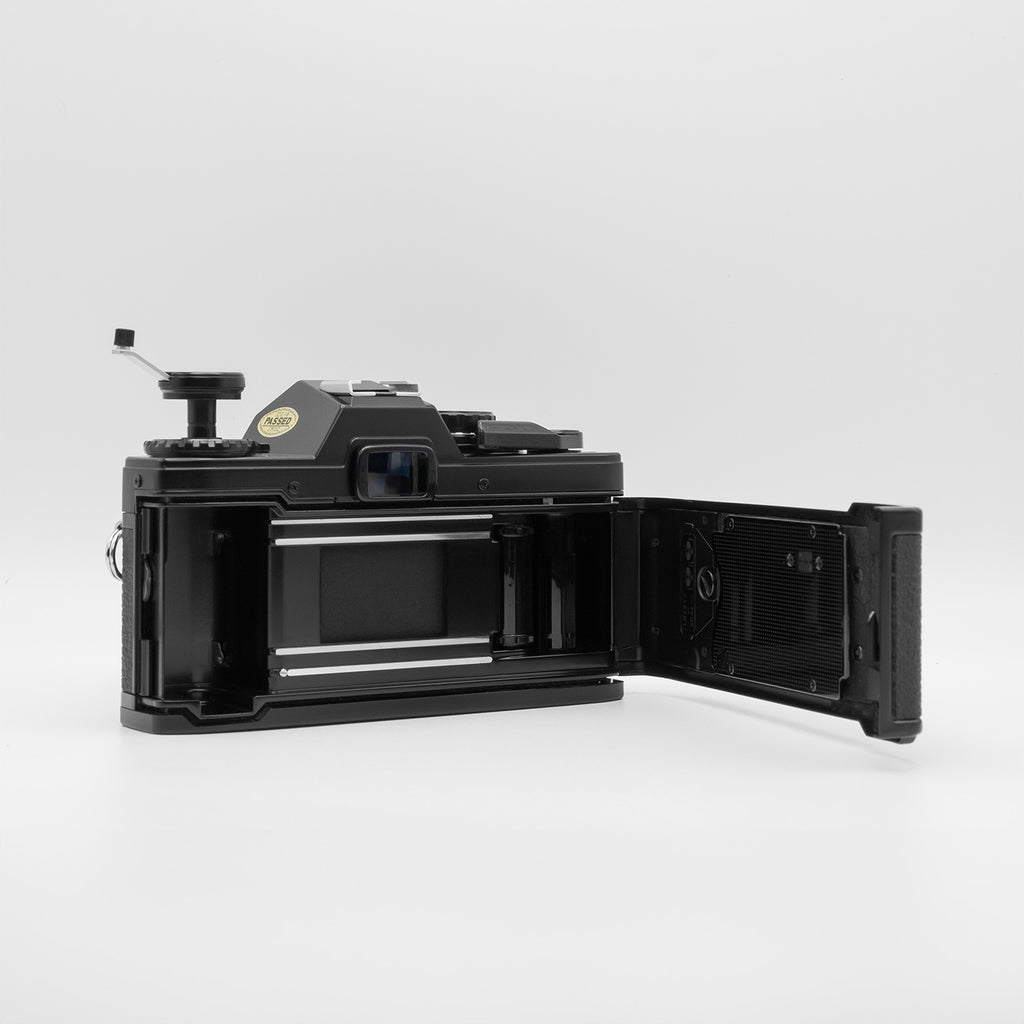 Olympus OM10 Quartz black film door open
